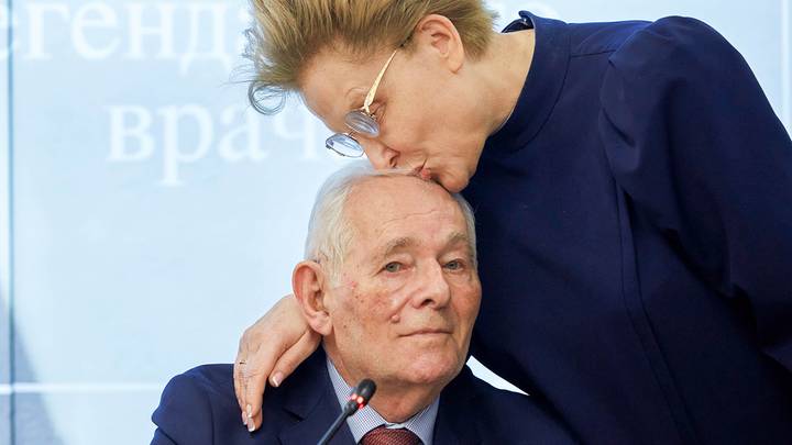 Детский врач Леонид Рошаль и телеведущая Елена Малышева во время презентации книги Леонида Рошаля «Всегда рядом!» / Фото: АГН Москва