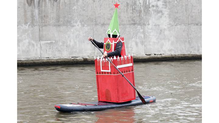 Карнавальный SUP-заплыв по Яузе / Фото: АГН Москва