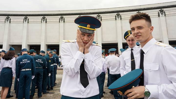 Торжественная церемония вручения дипломов выпускникам Технического пожарно-спасательного колледжа имени Героя РФ Максимчука / Фото: АГН Москва