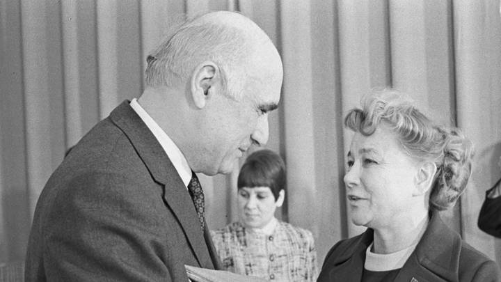 Министр культуры СССР Екатерина Фурцева вручает премию имени Джавахарлала Неру писателю Ираклию Абашидзе. Через год Екатерину Алексеевну не изберут в Верховный совет, а накануне смерти 24 октября 1974 года она узнает о своем смещении с должности министра культуры