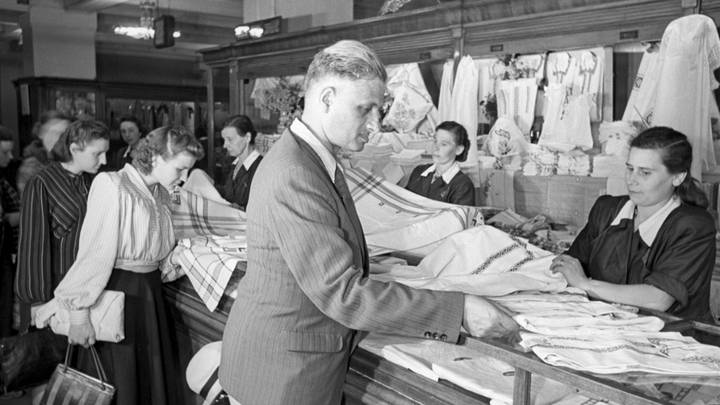 Торговый зал магазина ЦУМ. Политическое решение по отмене продовольственных карточек доказывало, что страна восстанавливается после войны и экономика возвращается к мирному развитию. Советские граждане могли свободно покупать качественные товары