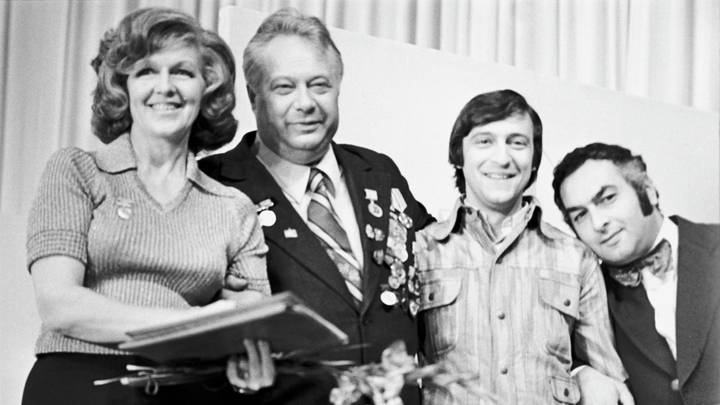Телеведущая Валентина Леонтьева, спортивный комментатор радио и телевидения Николай Озеров и артисты эстрады Геннадий Хазанов и Левон Оганезов. 1962 год