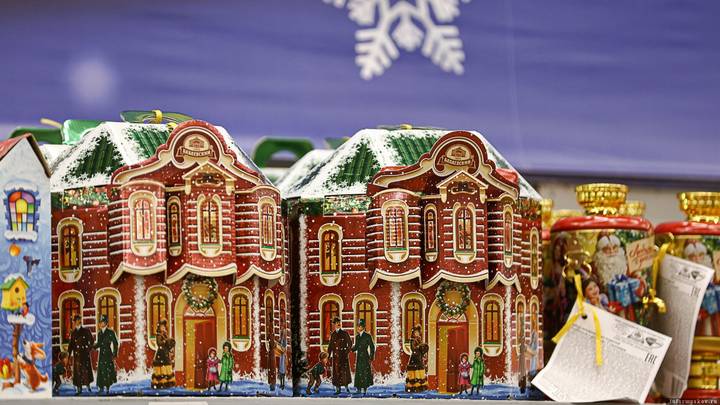 Новогодний набор в коробке, стилизованной под историческое здание Бабаевской фабрики