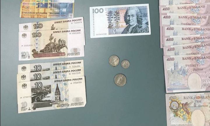 В сейфе Эпштейна при обысках нашли наличные рубли