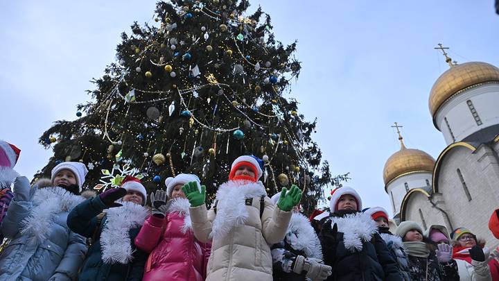 Украшение главной новогодней ели России на Соборной площади Кремля / Фото: Александр Кочубей / Вечерняя Москва