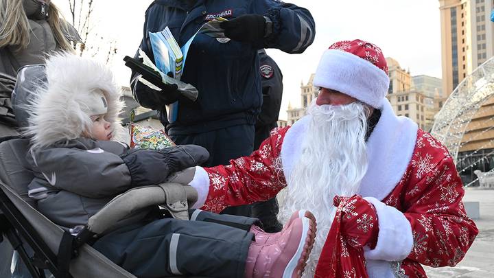 Сотрудники ДПС поздравили горожан с наступающим Новым Годом / Фото: Мария Хапцова / Вечерняя Москва