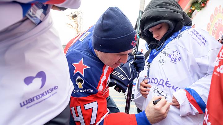 Сын хоккеиста Валерия Харламова – Александр Харламов во время товарищеского матча по хоккею между командой «Звезда России» и молодежью Донбасса и Новороссии / Фото: Дмитрий Дубинский / Вечерняя Москва