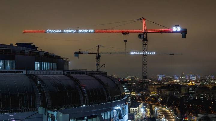 Овчинский: На баннерных сетках и башенных кранах столицы появились новогодние поздравления