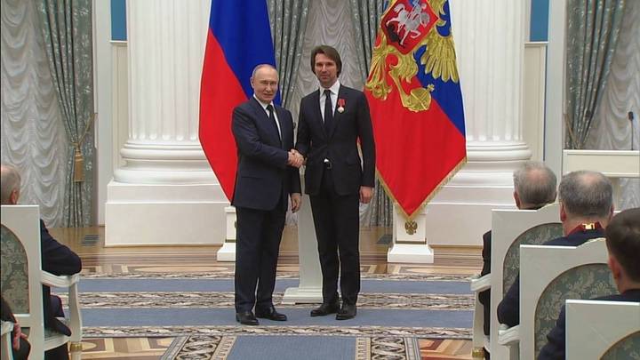 Владимир Путин вручил государственные награды Сергею Бунину и Елене Север