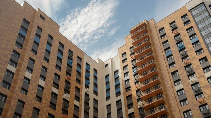 В новых многоквартирных домах, возводимых в городе по программе реновации ветхого жилищного фонда, счастливые новоселы получают квартиры улучшенной планировки