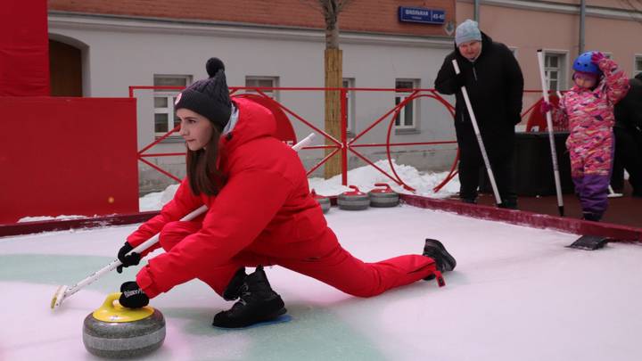 Инструктор Анастасия Дычко играет в керлинг на площадке фестиваля «Путешествие в Рождество».
