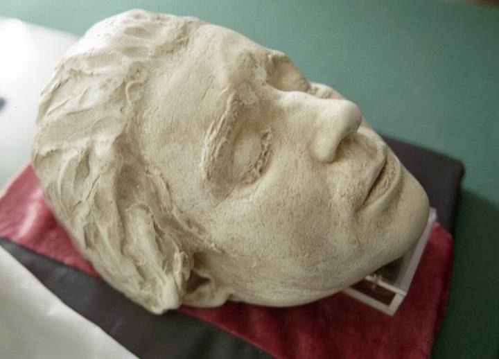 Посмертная маска Сергея Есенина, изготовленная скульптором Исидором Золотаревским