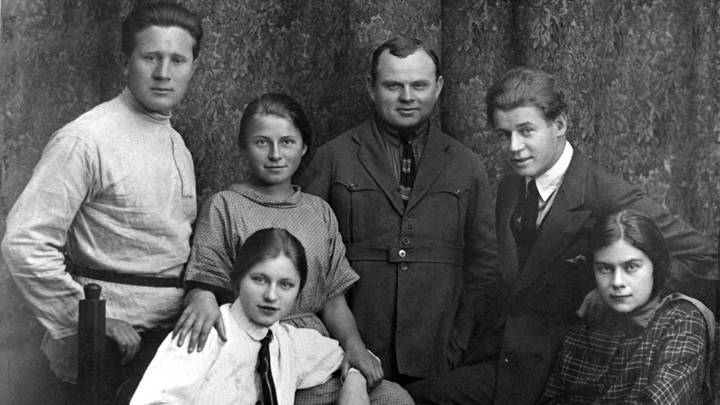 Сергей Есенин (второй справа) в группе с С. А. Толстой (первая справа), сестрами и друзьями 