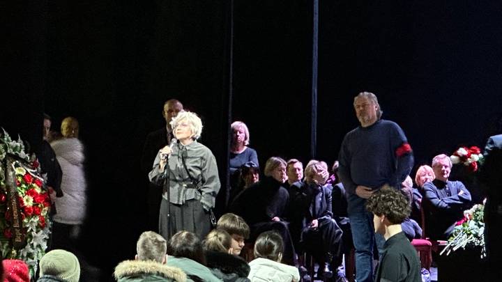 Виктория Севрюкова выступает на прощании с Верой Алентовой