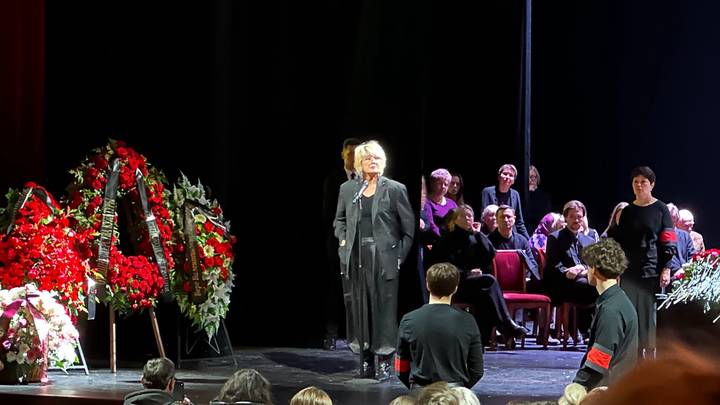 «Она улетела как птичка»: Юлия Меньшова не сдержала слез на прощании с Верой Алентовой