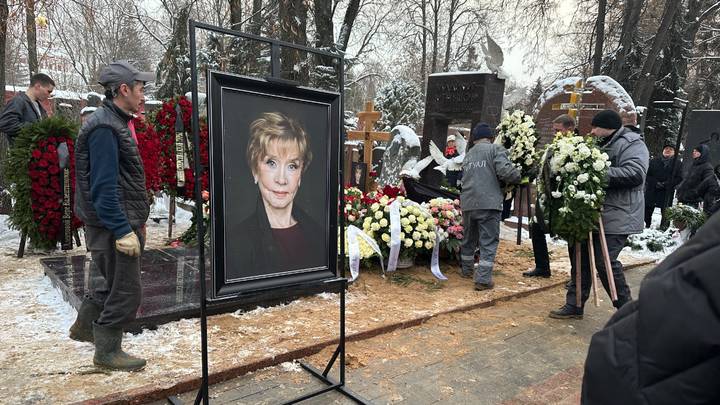 Веру Алентову похоронили на Новодевичьем кладбище рядом с Владимиром Меньшовым