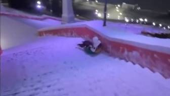 Подростки скатились на ватрушке по Чкаловской лестнице в Нижнем Новгороде