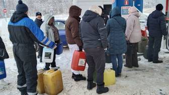 В Новгородской области жителям, оставшимся без света, раздают топливо