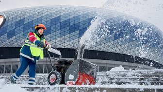 Коммунальные службы Москвы в круглосуточном режиме устраняют последствия самого мощного за полвека бурана