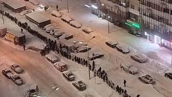 Очереди выстроились на остановках в Москве и Подмосковье из-за сильного снегопада