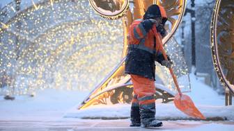 Врач Тяжельников: Уборка снега лопатой может быть опасна для позвоночника