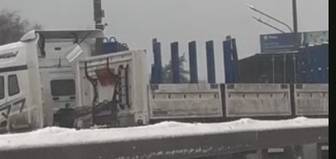 Два грузовика и легковушка столкнулись на Жулебинской эстакаде в Москве