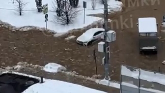 Нечистоты затопили двор с автомобилями после прорыва трубы в Химках