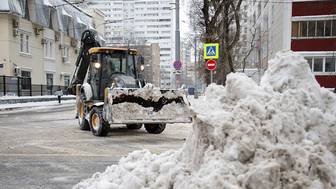 В вывозе снега с улиц Москвы задействовано почти пять тысяч единиц техники