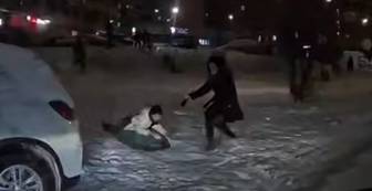 Прямо под колеса: опасная горка появилась в подмосковных Мытищах