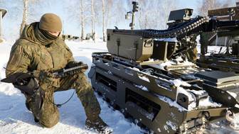 Люди решают, робот выполняет