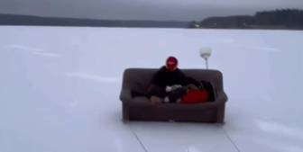 Жители Подмосковья прокатились по Сенежскому озеру на электробайке и диване