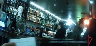 Двое пьяных мужчин устроили дебош в баре в центре Москвы