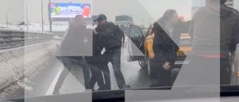 Неизвестные избили в Москве водителя, который вез семью