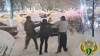 Молодого человека, обменявшего валюту на рубли, избили на юге Москве