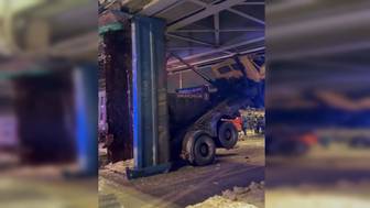 Самосвал застрял под мостом у метро «Технопарк», зацепив его контейнером