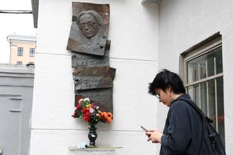 Неизвестные разбили мемориальную доску журналистки Анны Политковской