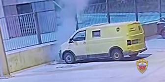 Москвичка подожгла петарды под машиной инкассаторов в центре столицы