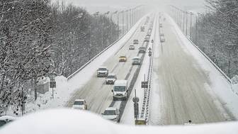 Москвичам рекомендовали пересесть на городской транспорт из-за снегопада