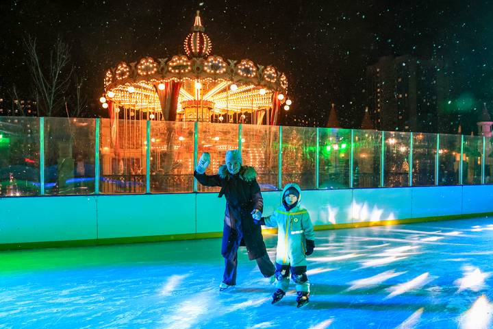 Катки на площадках «Московских сезонов» продолжают работу