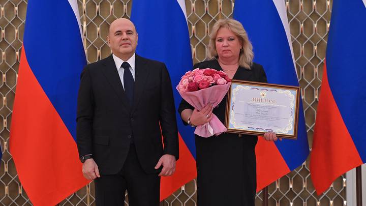 Премьер-министр России Михаил Мишустин и старший обозреватель отдела специальных корреспондентов и обозревателей газеты «Вечерняя Москва» Ольга Игоревна Кузьмина / Фото: Александр Кочубей / Вечерняя Москва