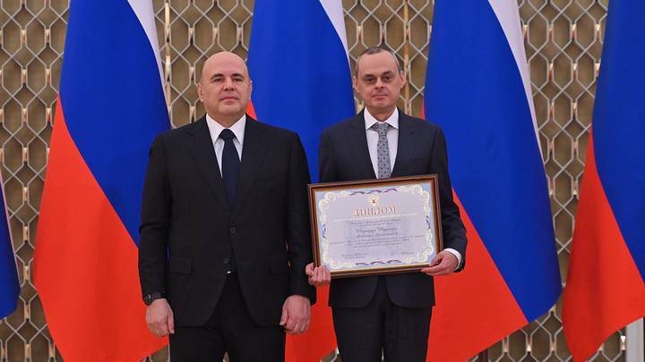 Премьер-министр России Михаил Мишустин и главный редактор газеты «Вечерняя Москва» Александр Валентинович Шарнауд Шарнауд / Фото: Александр Кочубей / Вечерняя Москва