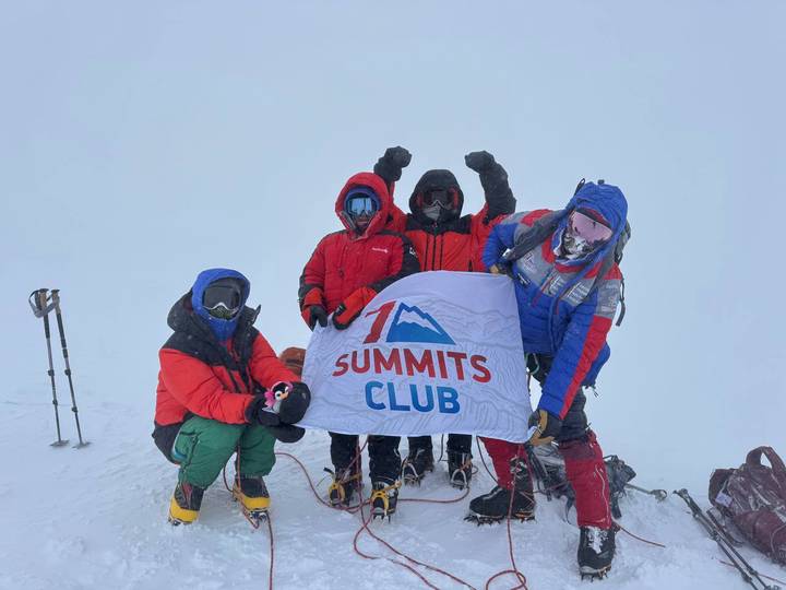 Альпинисты застряли на вулкане в Антарктиде: что произошло, где они сейчас и что известно о горе Сидли