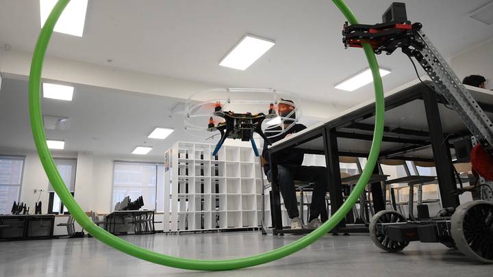 Обучение управлением и программированием БПЛА в школе / Фото: Пелагия Замятина / Вечерняя Москва