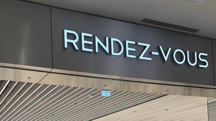 Скандал с поездкой Rendez‑Vous в Куршевеле: почему бренд раскритиковали и что там происходило, кто из звезд был