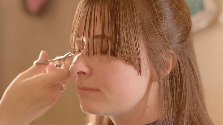 Самые модные стрижки и окрашивания 2026: челки, волны, мелирование