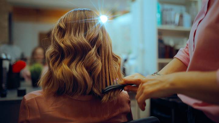 Самые модные стрижки и окрашивания 2026: челки, волны, мелирование