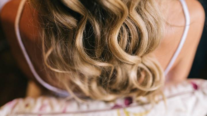 Самые модные стрижки и окрашивания 2026: челки, волны, мелирование