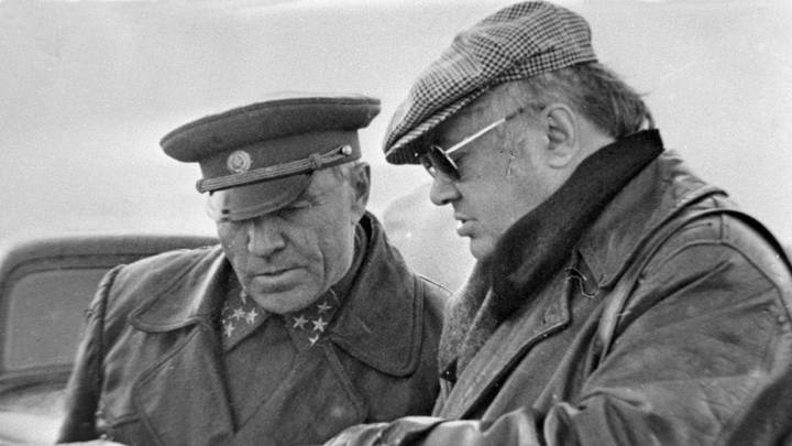 На съемках фильма «Битва за Москву». В роли Георгия Жукова — народный артист СССР Михаил Ульянов. Режиссер фильма народный артист СССР Юрий Озеров. Он вошел в историю как один из ведущих мировых режиссеров в жанре военно-исторического эпоса