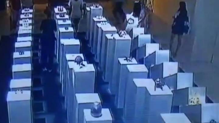 Нелепые случаи порчи музейных экспонатов посетителями и сотрудниками