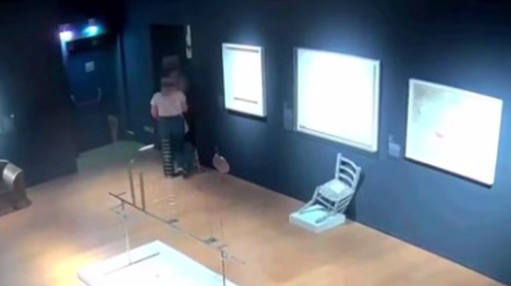 Нелепые случаи порчи музейных экспонатов посетителями и сотрудниками